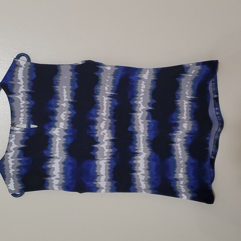 Tops - Picture 3 of 4